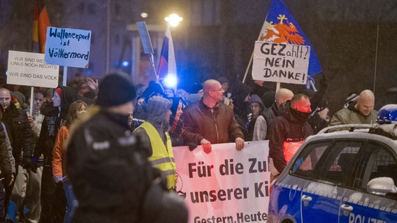 Anhänger von MVgida marschieren am 02.02.2015 durch Stralsund mit Plakaten wie "Waffenexport ist Völkermord" und "GEZahlt? Nein, Danke!". © dpa Bildfunk Foto: Stefan Sauer