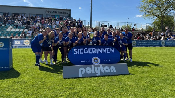 Die Frauen vom 1. FC Neubrandenburg gewinnen den Landespokal © NDR 