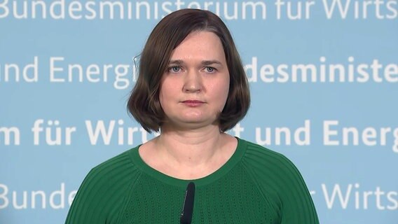 MV-Werften: Gespräch mit der maritimen Koordinatorin der Bundesregierung Claudia Müller © NDR 