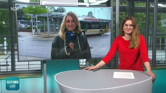 NDR MV Live Moderatorin Franziska Amler im Gespräch mit einer NDR Reporterin.  
