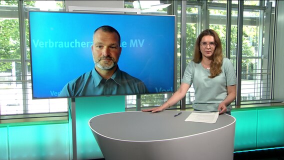 Energiexperte Arian Freytag von der Verbraucherzentrale MV gibt Verbrauchern Tipps bei NDR MV Live. © Screenshot NDR 