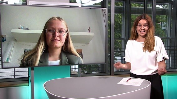 NDR MV Live Moderatorin Franziska Amler im Gespräch mit Paula Szumotalski vom Landesschülerrat. © NDR Foto: NDR