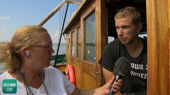 NDR MV Live Reporterin Heike Becker im Gespräch mit Fischer Sebastian Juhlke. © NDR Foto: Screenshot