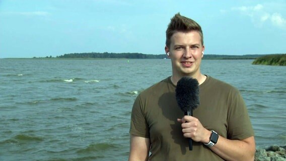 NDR MV Live Reporter Robert Witt in Altwarp am Stettiner Haff © NDR MV Foto: NDR MV
