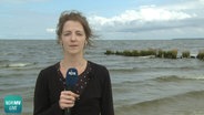 NDR-Reporterin Weronika Golletz am Kleinen Haff. © NDR 