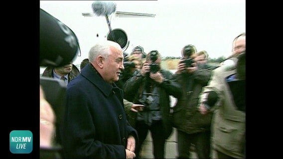Politiker Michail Gorbatschow wird von Fotografen umringt. © NDR 