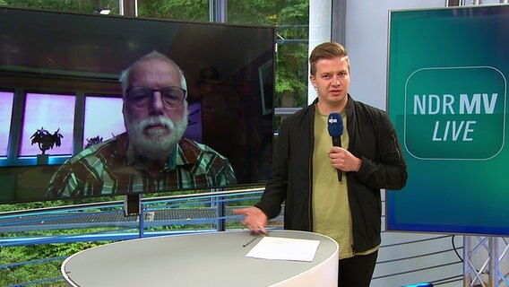 NDR MV Live Moderator Robert Witt im Gespräch mit dem Neubrandenburger Hausarzt Dieter Kreye. © NDR 