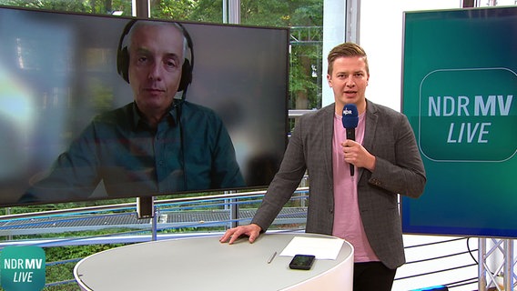 NDR MV Live Moderator Robert Witt im Gespräch mit Carsten Schmiester vom NDR Podcast "Streitkräfte und Strategien" © NDR 