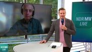 NDR MV Live Moderator Robert Witt im Gespräch mit Carsten Schmiester vom NDR Podcast "Streitkräfte und Strategien" © NDR 
