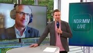 NDR MV Live Moderator Robert Witt im Gespräch mit Hans-Joachim Vieweger aus dem ARD Hauptstadtstudio © NDR 