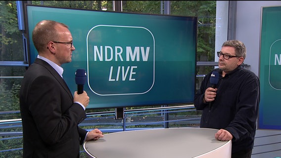 NDR MV Live Moderator Frank Breuner im Gespräch mit Landrat Stefan Sternberg (SPD) © NDR 