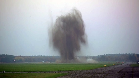 Bombensprengung auf dem Flugplatzgelände in Lärz © NDR 