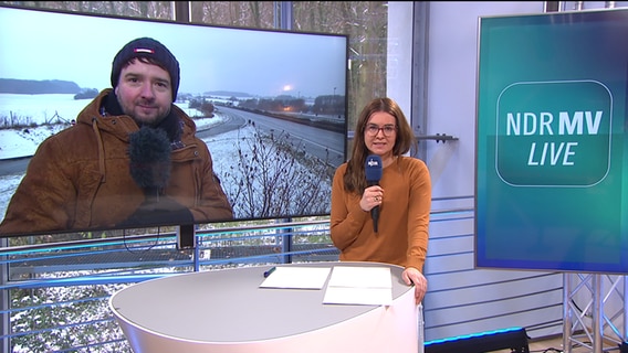 NDR MV Live: Moderatorin Franziska Ammler im Gespräch mit NDR Reporter Fabian Weißhaupt an der Autobahn 20 © NDR 