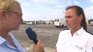 NDR Reporterin Heike Becker auf dem Fusion-Gelände in Lärz im Gepsärch mit einer Polizeisprecherin. © NDR Foto: Screenshot