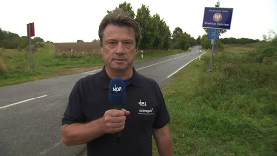 Reporter Sven-Peter Martens steht an der deutsch-polnischen Grenze. © NDR Foto: Screenshot