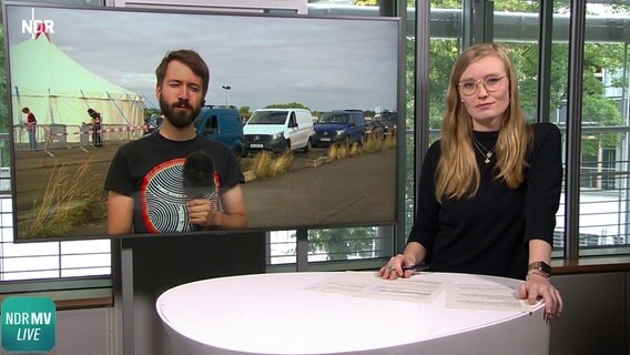 NDR MV LIVE Moderatorin Anna Lou Beckmann im Gespräch mit Reporter Jürn-Jakob Gericke.  