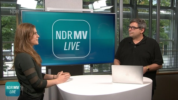NDR Reporterin Carolin Kock im Gespräch mit NDR MV Live Reporter Frank Breuner.  