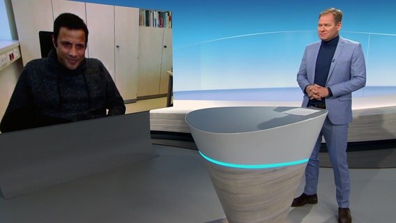 Thilo Tautz im Gespräch mit Prof. Lars Kaderali - Bioinformatiker an der Uni Greifswald © NDR Foto: Screenshot