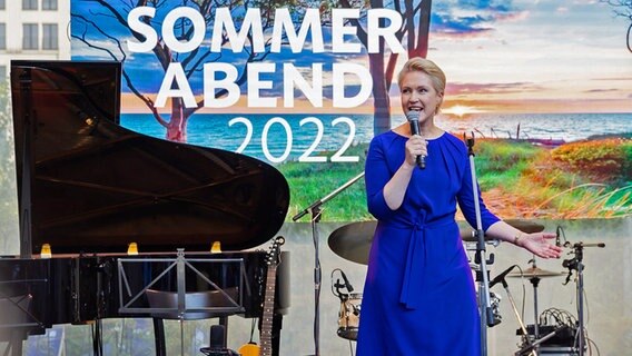 Mecklenburg-Vorpommerns Ministerpräsidentin Schwesig spricht beim "MV Sommerabend" in der Landesvertretungin Berlin. © dpa Foto: Christoph Soeder