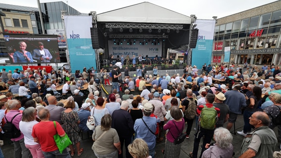 Zahlreiche Gäste haben sich zur Eröffnung des MV-Tages auf dem Marktplatz eingefunden. © dpa Foto: Bernd Wüstneck