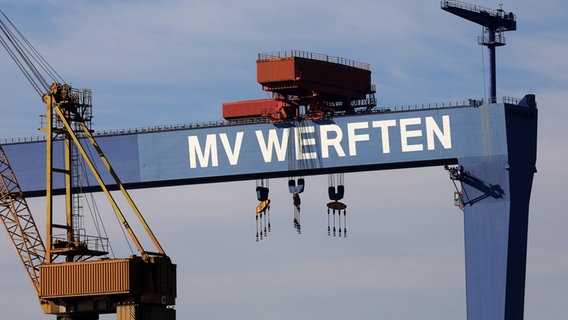 Der Bockkran der Werft mit dem Schriftzug "MV Werften"  Foto: Bernd Wüstneck/dpa-Zentralbild/dpa