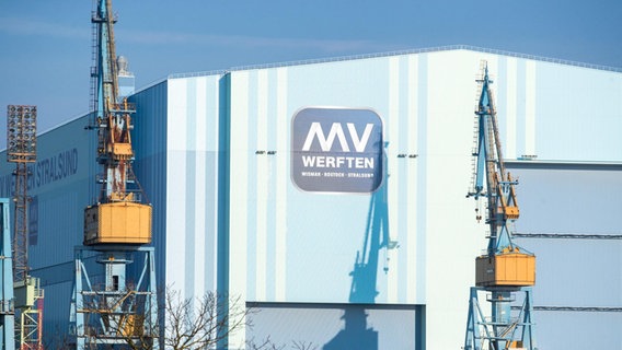 Eine Schiffbauhalle der MV Werften in Stralsund. © dpa-Bildfunk Foto: Jens Büttner
