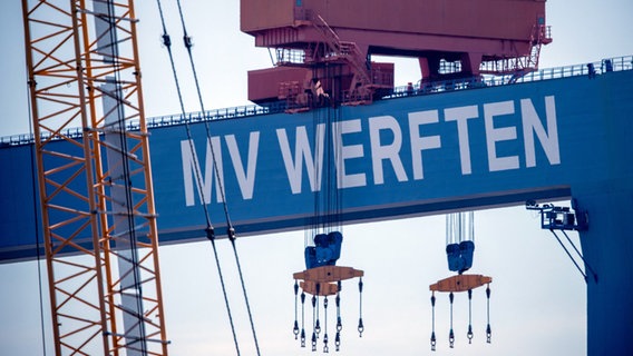 Warnemünde: Laufkatzen hängen am Bockkran der MV Werft in Rostock-Warnemünde. © dpa-Bildfunk Foto: Jens Büttner/dpa