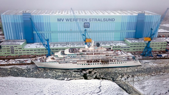Die im Bau befindliche Expeditionsjacht "Crystal Endeavor" liegt am teilweise vereisten Ausrüstungskai der MV-Werften am Standort Stralsund. (Luftaufnahme mit einer Drohne) © dpa-Bildfunk Foto: Jens Büttner