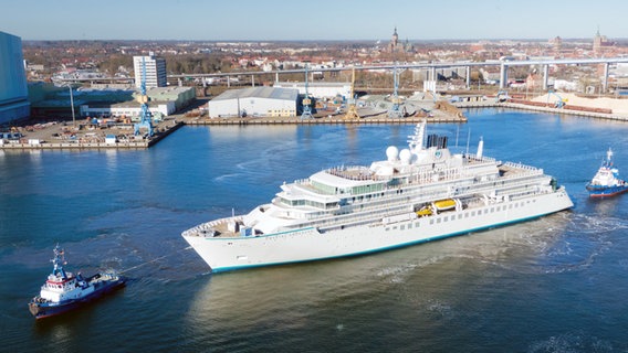 Die Expeditionsjacht "Crystal Endeavor" legt in Stralsund zu einer Testfahrt ab. © dpa-Bildfunk Foto: Stefan Sauer