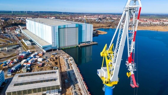 Wismar: Die Schiffbauhalle der zum asiatische Mutterkonzern Genting Hongkong gehörenden MV-Werft Wismar. (Luftaufnahme mit einer Drohne) © dpa-Bildfunk Foto: Jens Büttner/dpa-Zentralbild