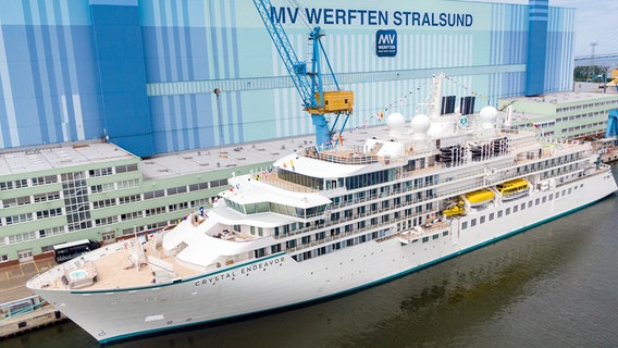 Stralsund: Das in Stralsund gebaute Expeditions-Kreuzfahrtschiff "Crystal Endeavor" liegt nach der Taufe am Ausrüstungskai der Werft (Luftaufnahme mit Drohne). © dpa-Bildfunk Foto: Stefan Sauer
