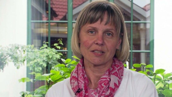 Eine aus der Ukraine geflohene Frau in einer Interviewsituation © NDR MV Foto: NDR MV