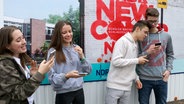 Schüler des Pädagogiums Schwerin gucken auf ihre Smartphones © NDR Foto: NDR