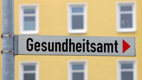 Ein Schild weist auf das Gesundheitsamt hin © ZB Foto: Bernd Wüstneck