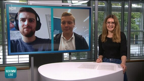 NDR MV Live Moderatorin Franziska Amler im Gespräch mit Hennes Herbst vom AStA-Greifswald und Ruven Kronberg vom AStA-Rostock.  