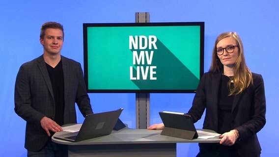 Robert Witt und Anna-Lou Beckmann moderieren den Online-Talk "NDR MV live: Lockern oder Lockdown - Wie weiter mit Corona?"  