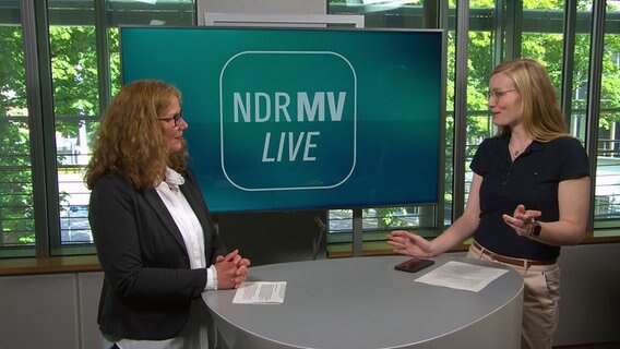 NDR Redakteurin Siv Stippekohl im Gespräch mit NDR MV Live Moderatorin Anna Lou Beckmann  