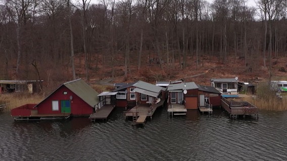 Bootshäuser am Nebelsee westlich von Mirow im Landkreis Mecklenburgische Seenplatte © ndr Foto: screenshot