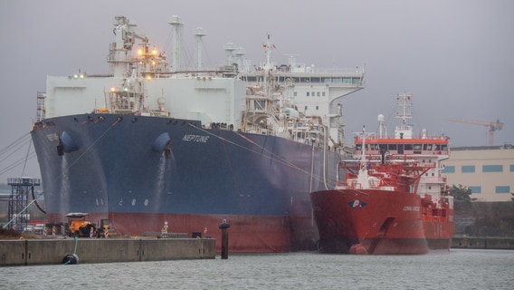 Der LNG-Shuttle-Tanker "Coral Furcata" liegt im Industriehafen Lubmin am LNG-Terminal "Neptune". © dpa Foto: Stefan Sauer