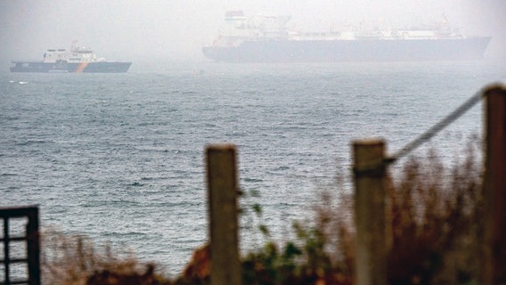 Mukran: Das LNG-Spezialschiff "Neptune" liegt im Seenebel vor dem Hafen von Mukran vor der Küste der Insel Rügen. © Stefan Sauer/dpa +++ dpa-Bildfunk +++ Foto: Stefan Sauer/dpa +++ dpa-Bildfunk +++
