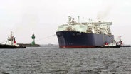 Mukran: Das LNG-Spezialschiff "Neptune" liegt im Seenebel vor dem Hafen von Mukran vor der Küste der Insel Rügen. © NDR Foto: NDR