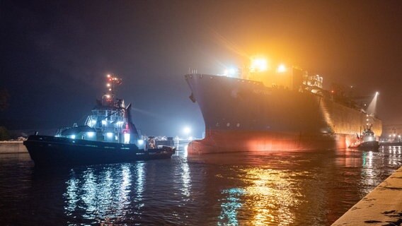 Die "Neptune" fährt in Hafen von Lubmin ein © Stefan Sauer/dpa +++ dpa-Bildfunk +++ Foto: Stefan Sauer/dpa +++ dpa-Bildfunk +++