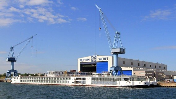 Ein Flusskreuzfahrtschiff liegt vor der Neptunwerft in Rostock-Warnemünde. © Imago 