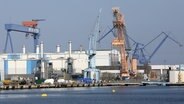 Das Gelände der Neptun Werft in Rostock-Warnemünde, wo das Fraunhofer IGP in Zukunft an alternativen Schiffsantrieben forschen wird. © picture alliance/dpa Foto: Bernd Wüstneck