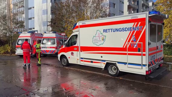 Rettungswagen und Rettungskräfte stehen vor einer Turnhalle in Neubrandenburg. © NDR MV/ Claudia Krüger Foto: NDR MV/ Claudia Krüger