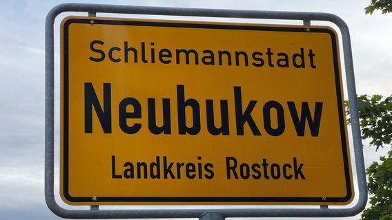 Das Ortseingangsschild von Neubukow im Landkreis Rostock. © NDR Foto: Jürn-Jakob Gericke