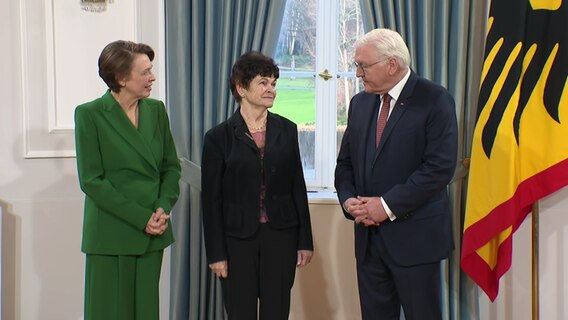 Renate Kaiser aus Marlow mit Bundespräsident Frank-Walter Steinmeier beim Neujahrsempfang zu Ehren engagierter Bürger. © NDR 