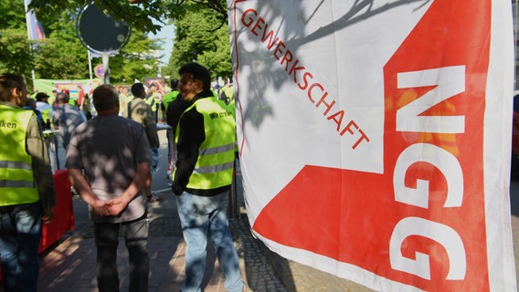 Mitarbeiter der Ernährungsindustrie streiken nach einem Aufruf der Gewerkschaft NGG (Archivbild). © dpa Foto: Paul Zinken