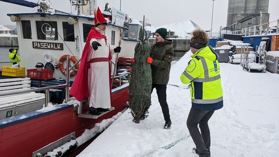 Birgit Haaks, die Chefin der Seemannsmission, mit dem Nikolaus im Rostocker Seehafen. © NDR Foto: Katja Bülow