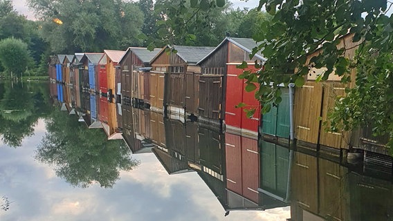 Bunte Bootsschuppen am Oberbach in Neubrandenburg. © NDR Foto: Karsten Hillmann aus Neubrandenburg